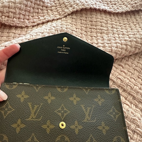 EUC Sarah Reverse Monogram wallet.  Giftable - Picture 5 of 10